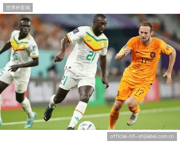 塞内加尔阵型切换灵活,但边后卫身后空当是防守端隐患。 塞内加尔阵型切换灵活,但边后卫身后空当是防守端隐患。